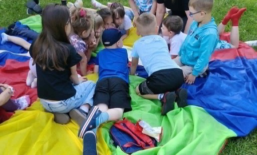 Wczorajsze zajęcia odbyły si w wyjątkowej scenerii - na świeżym powietrzu, w ramach akcji "Czytanie na Polanie". Piękna pogoda, śpiew ptaków i otaczająca nas przyroda stworzyły doskonałe warunki do wspólnego czytania i rozmów o książkach. Uczestnicy z ogr